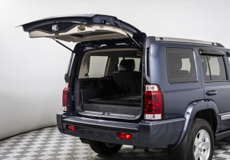 Подержанный автомобиль Jeep Commander 2008 года (17 фото)