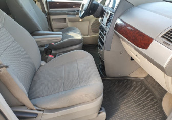 Подержанный автомобиль Chrysler Town & Country 2010 года (9 фото)
