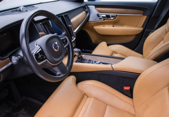 Подержанный автомобиль Volvo S90 2019 года (10 фото)