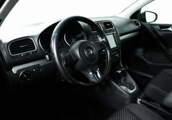 Подержанный автомобиль Volkswagen Golf Hatchback 2010 года (10 фото)