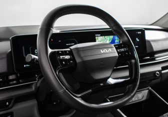 Подержанный автомобиль Kia Carnival 2024 года (15 фото)