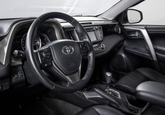Подержанный автомобиль Toyota RAV4 2014 года (14 фото)
