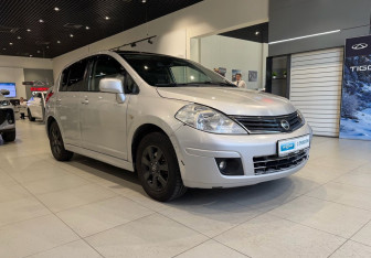 Подержанный автомобиль Nissan Tiida Hatchback 2010 года (3 фото)