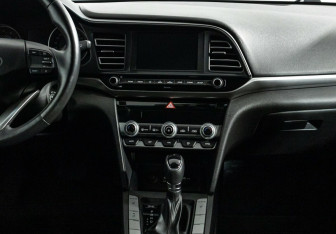 Подержанный автомобиль Hyundai Elantra Sedan 2020 года (8 фото)