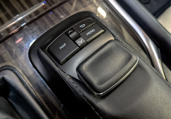 Подержанный автомобиль Lexus LX 2015 года (26 фото)