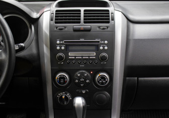 Подержанный автомобиль Suzuki Grand Vitara 2005 года (15 фото)