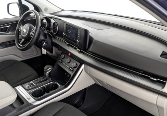 Подержанный автомобиль Kia Carnival 2021 года (13 фото)