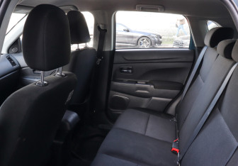 Подержанный автомобиль Mitsubishi ASX 2011 года (10 фото)
