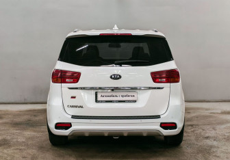Подержанный автомобиль Kia Carnival 2018 года (6 фото)