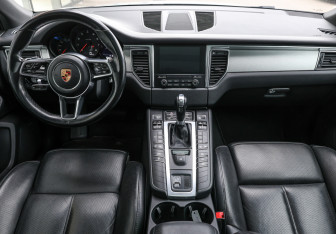 Подержанный автомобиль Porsche Macan 2017 года (13 фото)