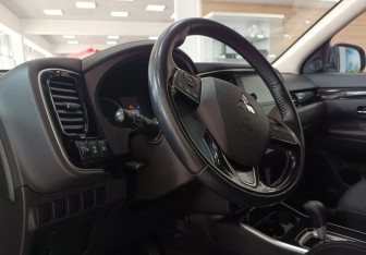 Подержанный автомобиль Mitsubishi Outlander 2020 года (11 фото)
