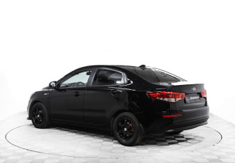 Подержанный автомобиль Kia Rio Sedan 2015 года (18 фото)