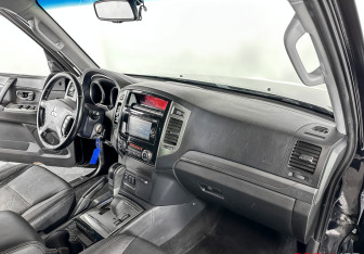 Подержанный автомобиль Mitsubishi Pajero 2015 года (9 фото)