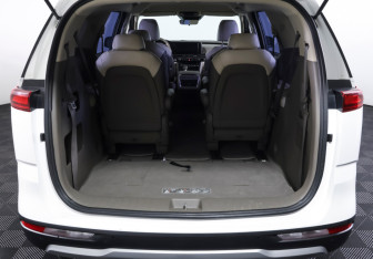Подержанный автомобиль Kia Carnival 2020 года (9 фото)