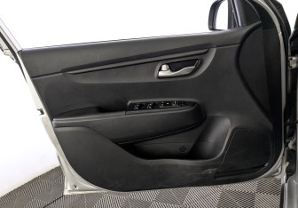 Подержанный автомобиль Kia Rio Hatchback 2021 года (18 фото)