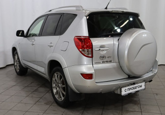 Подержанный автомобиль Toyota RAV4 2007 года (6 фото)