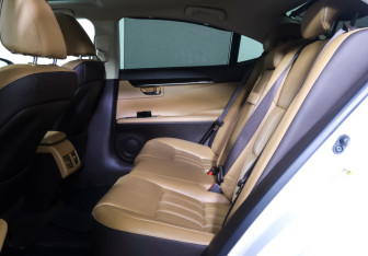 Подержанный автомобиль Lexus ES 2015 года (11 фото)