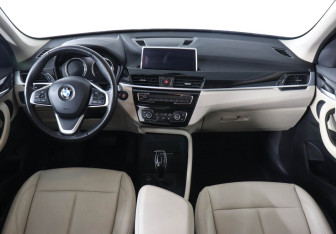 Подержанный автомобиль BMW X1 2020 года (10 фото)