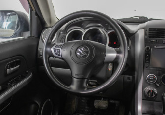 Подержанный автомобиль Suzuki Grand Vitara 2010 года (15 фото)