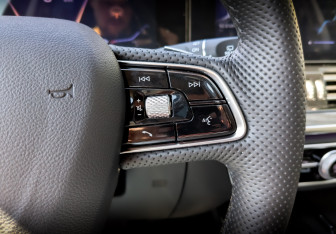 Подержанный автомобиль Hongqi HS5 2023 года (30 фото)