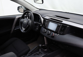 Подержанный автомобиль Toyota RAV4 2016 года (10 фото)