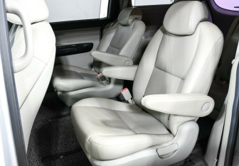 Подержанный автомобиль Kia Carnival 2018 года (11 фото)