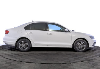 Подержанный автомобиль Volkswagen Jetta Sedan 2015 года (4 фото)