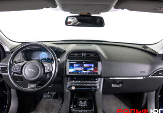 Подержанный автомобиль Jaguar F-Pace 2017 года (10 фото)
