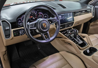 Подержанный автомобиль Porsche Cayenne 2019 года (16 фото)