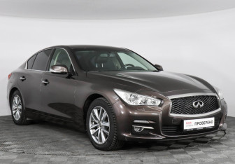 Подержанный автомобиль Infiniti Q50 2015 года (3 фото)