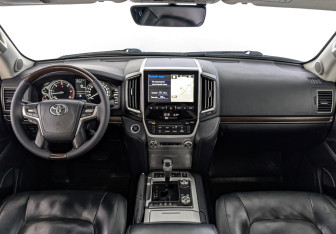 Подержанный автомобиль Toyota Land Cruiser Suv 2016 года (14 фото)