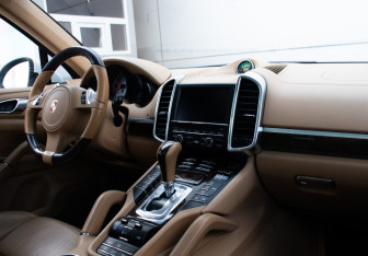 Подержанный автомобиль Porsche Cayenne 2012 года (12 фото)