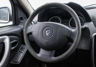 Подержанный автомобиль Renault Duster 2013 года (15 фото)