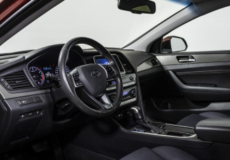 Подержанный автомобиль Hyundai Sonata 2018 года (10 фото)