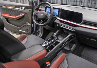 Подержанный автомобиль Geely Coolray 2023 года (11 фото)