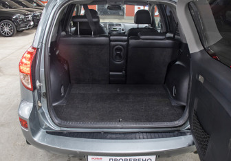 Подержанный автомобиль Toyota RAV4 2008 года (10 фото)