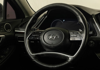 Подержанный автомобиль Hyundai Sonata 2022 года (14 фото)