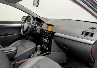 Подержанный автомобиль Opel Astra Hatchback 2007 года (11 фото)