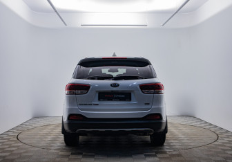 Подержанный автомобиль Kia Sorento 2017 года (6 фото)
