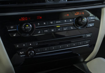 Подержанный автомобиль BMW X6 2015 года (19 фото)