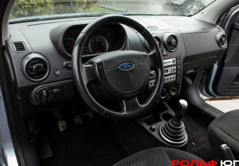 Подержанный автомобиль Ford Fusion 2005 года (12 фото)