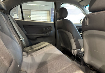 Подержанный автомобиль Hyundai Elantra Sedan 2005 года (11 фото)