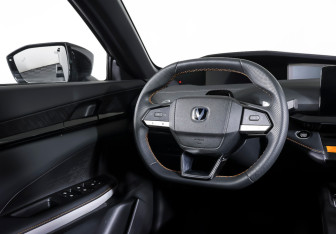 Подержанный автомобиль Changan UNI-V 2023 года (16 фото)