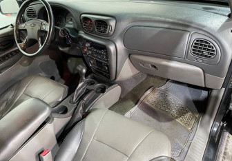 Подержанный автомобиль Chevrolet TrailBlazer 2003 года (9 фото)