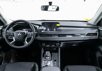 Подержанный автомобиль Mitsubishi Outlander 2022 года (9 фото)