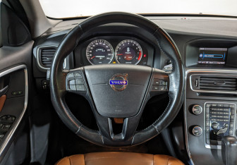 Подержанный автомобиль Volvo S60 2011 года (22 фото)