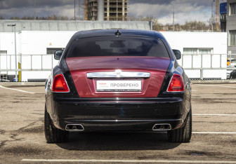 Подержанный автомобиль Rolls-Royce Ghost 2010 года (12 фото)