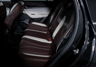 Подержанный автомобиль Geely Monjaro 2023 года (10 фото)