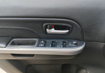 Подержанный автомобиль Suzuki Grand Vitara 2006 года (14 фото)