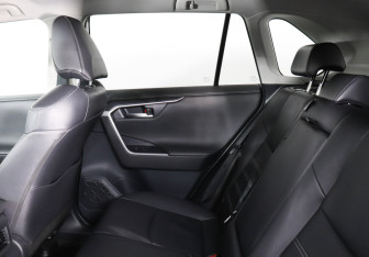 Подержанный автомобиль Toyota RAV4 2020 года (12 фото)